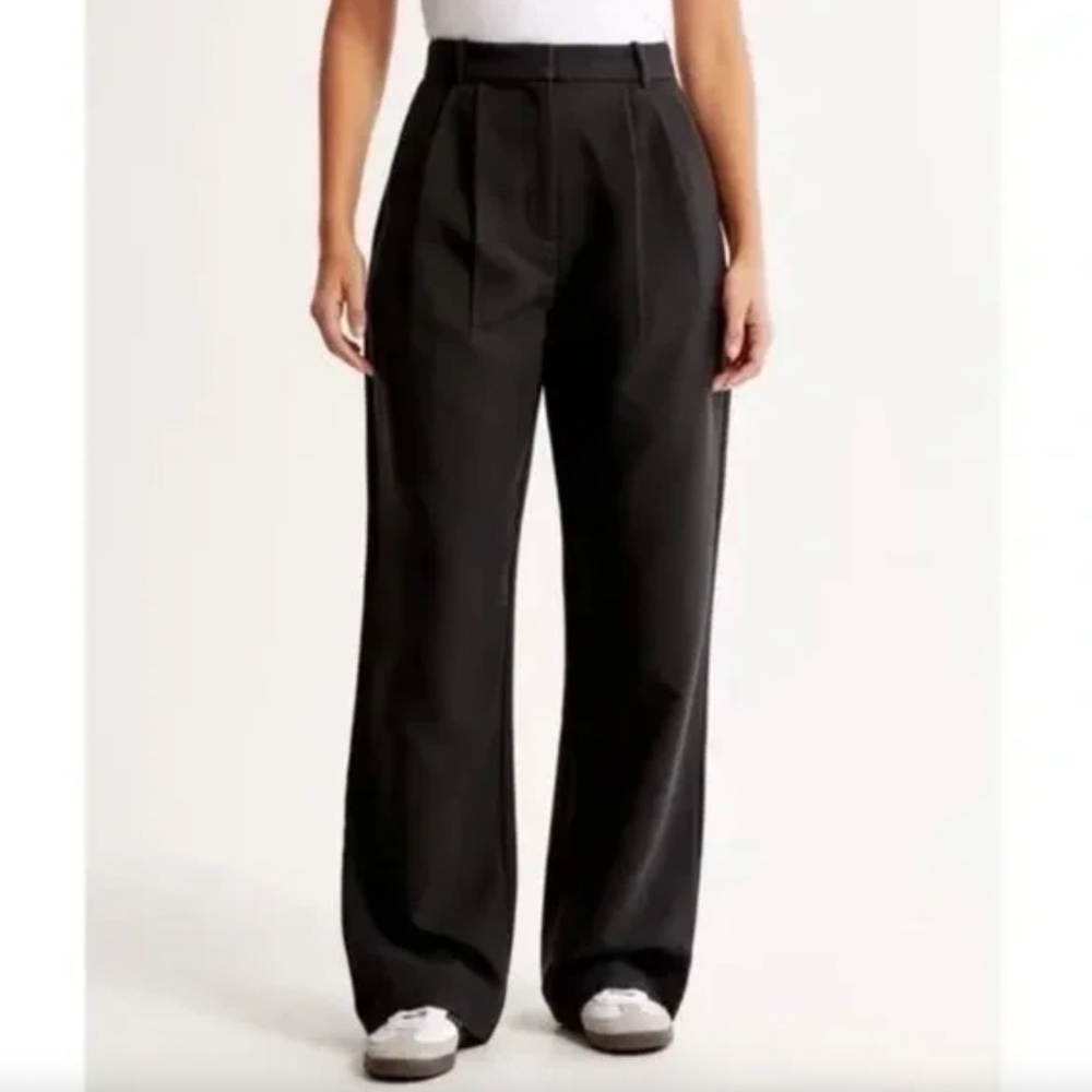 Abercrombie & Fitch Sloane Tailored Wide Leg Pleated Pants in Black